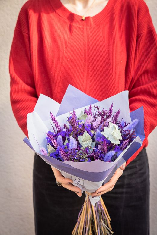 Suave y soñador ramo en tonos lilas de flores secas y preservadas