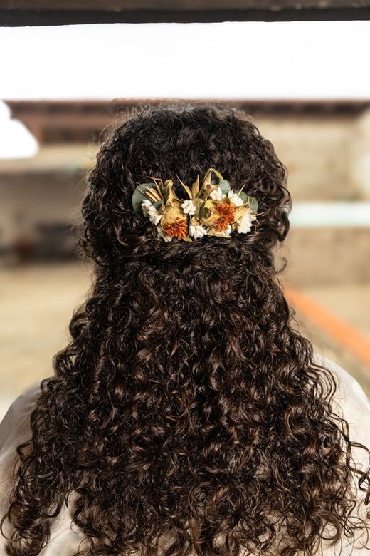 Tocado en forma de peineta con flores secas y preservadas estilo natural