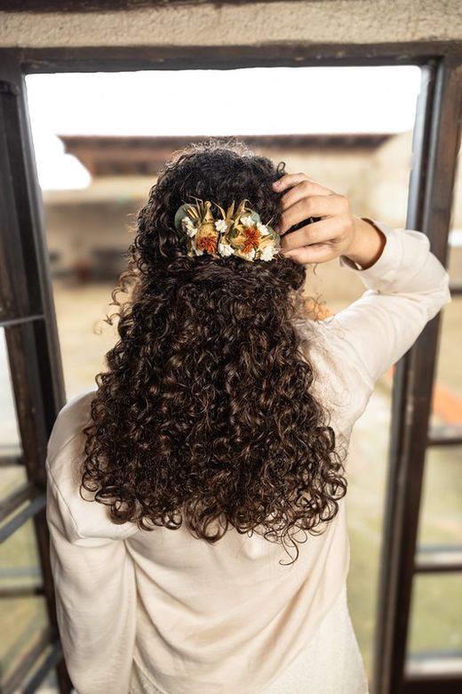 Tocado en forma de peineta con flores secas y preservadas estilo natural