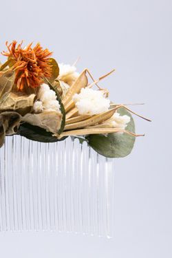 Tocado en forma de peineta con flores secas y preservadas estilo natural