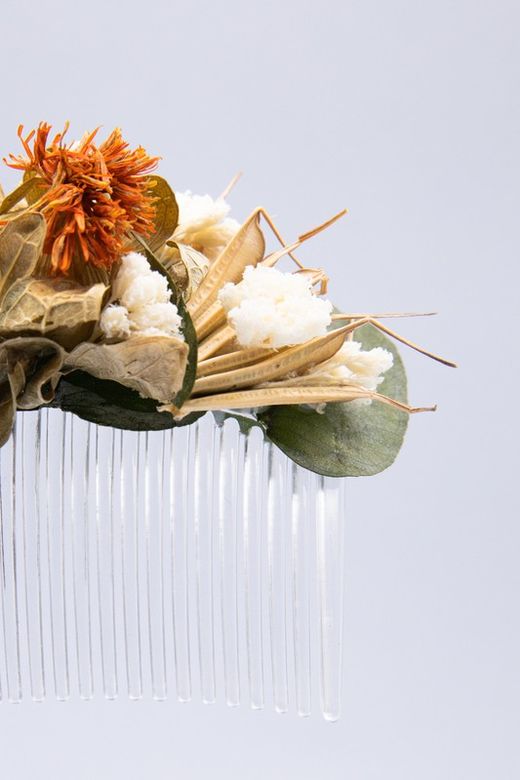 Tocado en forma de peineta con flores secas y preservadas estilo natural