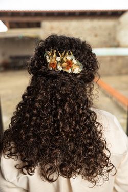 Tocado en forma de peineta con flores secas y preservadas estilo natural