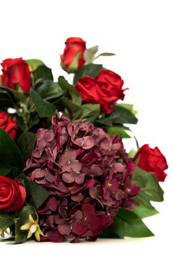 Tradicional centro de flores para cementerio con rosas rojas artificiales