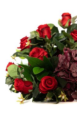 Tradicional centro de flores para cementerio con rosas rojas artificiales