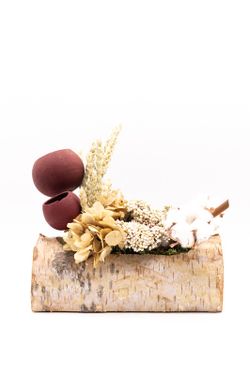 Tronco de madera natural con flores preservadas y flores secas
