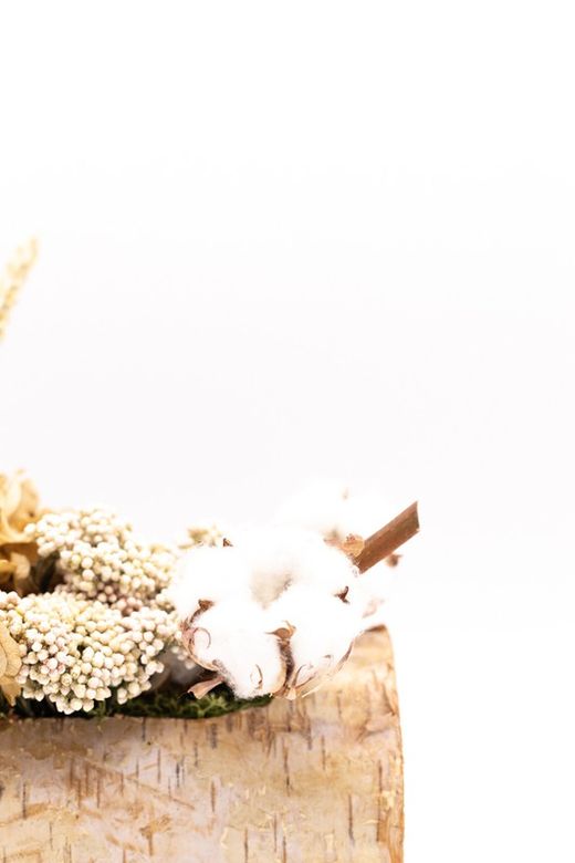 Tronco de madera natural con flores preservadas y flores secas