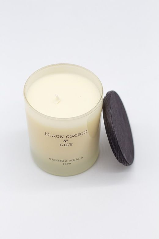 Vela Premium de 230 Grs. Orquídea preta e lírio. Coleção Boutique CERERIA MOLLA 1899. Feito à mão. +/- 50 horas