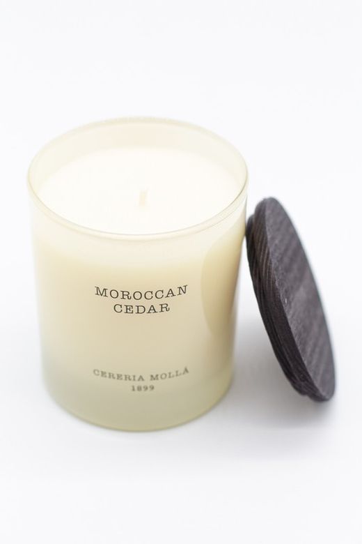 Vela Premium 230 Grs. Cedro marroquino. Coleção Boutique CERERIA MOLLA 1899. Feito à mão. +/- 50 horas