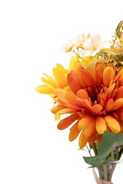 Vibrante bouquet artificial en tonos naranjas y amarillos