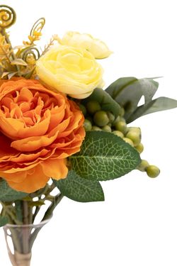 Vibrante bouquet artificial en tonos naranjas y amarillos