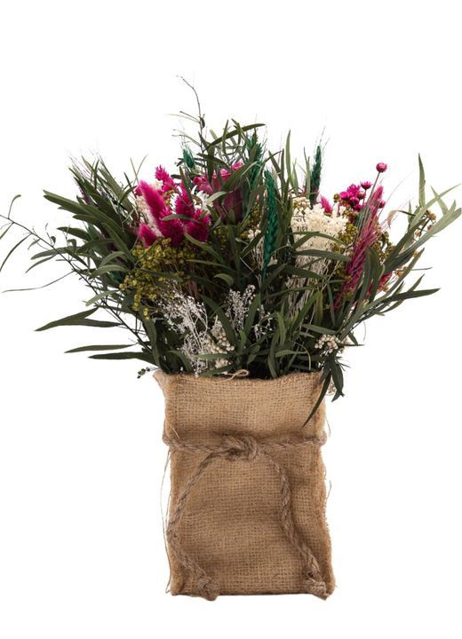 Vibrante centro de flores secas y preservadas en tonos fucsia, verdes y blancos