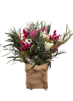 Vibrante centro de flores secas y preservadas en tonos fucsia, verdes y blancos