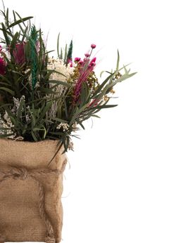 Vibrante centro de flores secas y preservadas en tonos fucsia, verdes y blancos