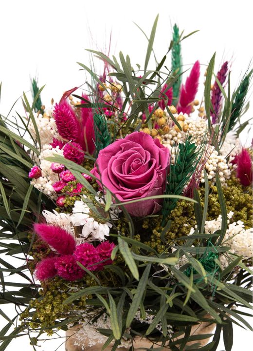 Vibrante centro de flores secas y preservadas en tonos fucsia, verdes y blancos
