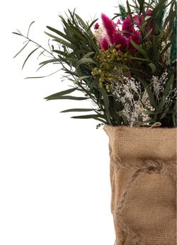 Vibrante centro de flores secas y preservadas en tonos fucsia, verdes y blancos