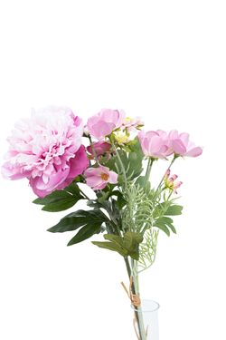 Vibrante ramillete artificial de peonía y ranúnculos rosas