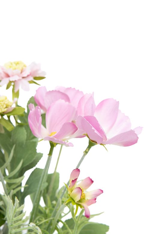 Vibrante ramillete artificial de peonía y ranúnculos rosas