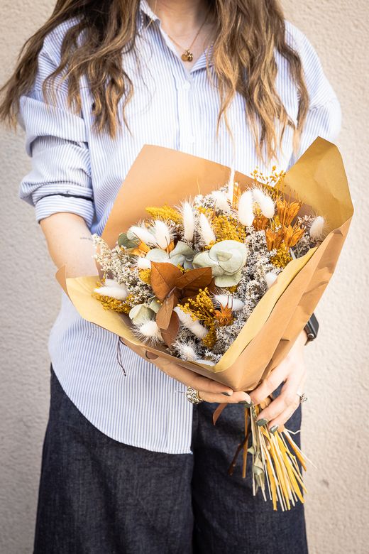 Vibrante ramo de flores secas y preservadas en color amarillo