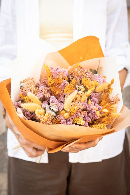 Vibrante ramo de flores secas y preservadas en tonos lila y naranja