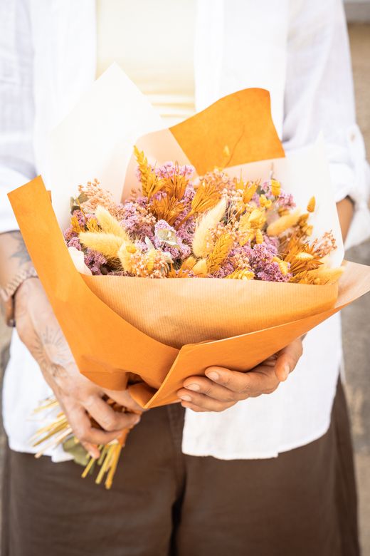 Vibrante ramo de flores secas y preservadas en tonos lila y naranja