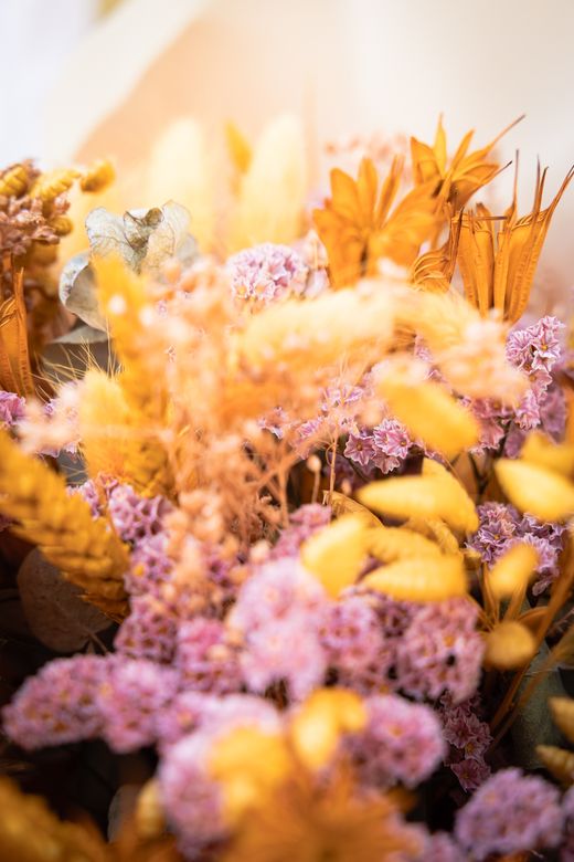 Vibrante ramo de flores secas y preservadas en tonos lila y naranja