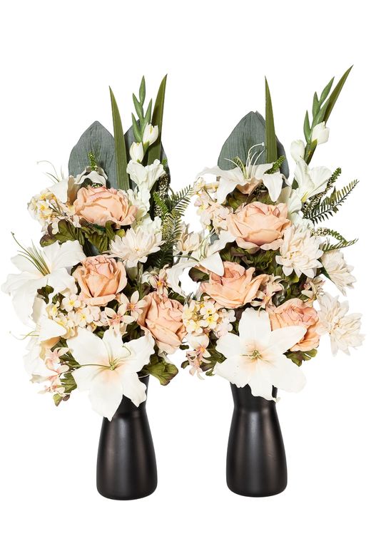 Vibrante sutilidad para este ramo de cementerio en color naranja