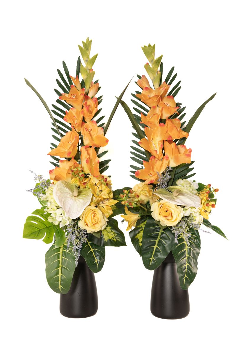 Vistosas flores artificiales en color naranja para este ramo de cementerio Lateral derecho