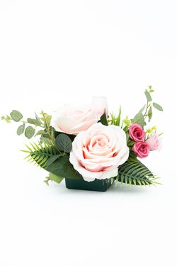 Vivaz centro floral pequeño de cementerio en colores rosas