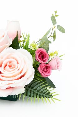 Vivaz centro floral pequeño de cementerio en colores rosas