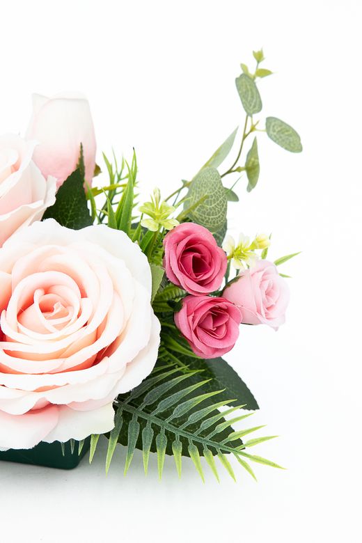 Vivaz centro floral pequeño de cementerio en colores rosas